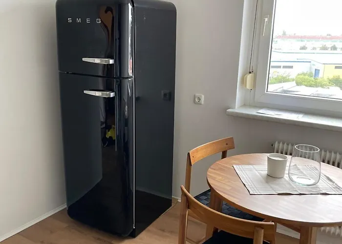 Schoene In Bahnhofsnaehe فيلس